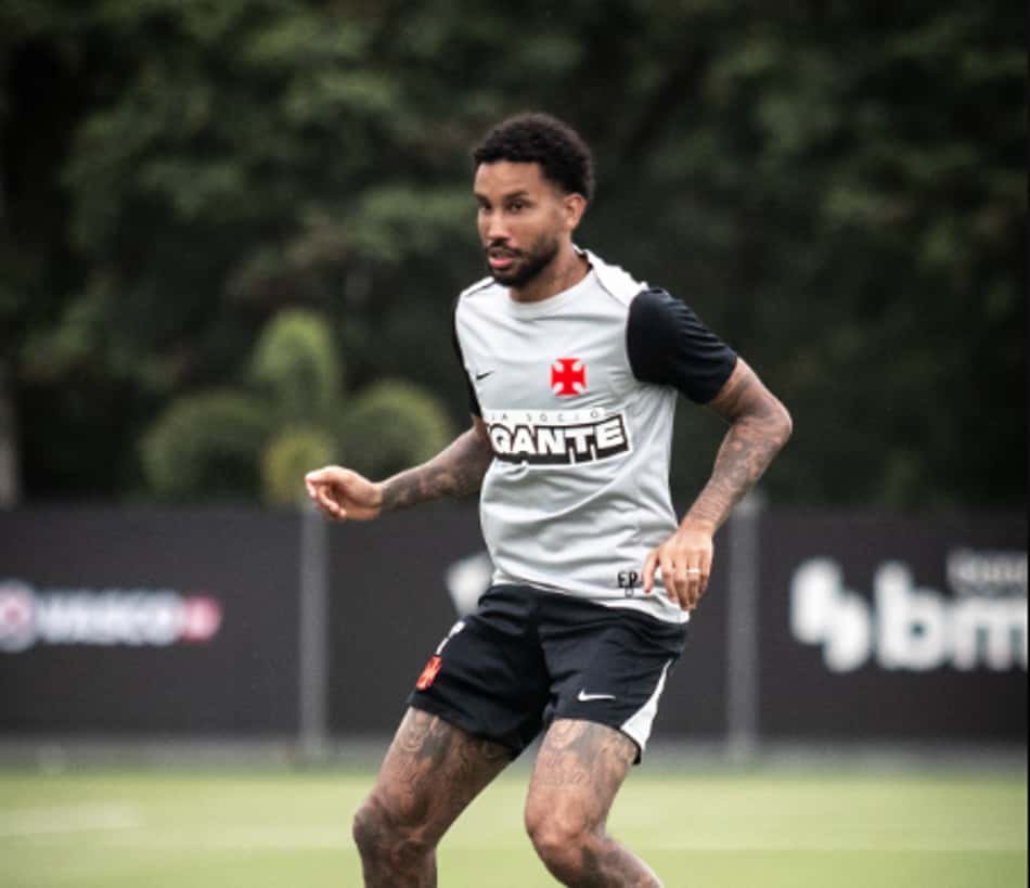 Jair durante treino do Vasco