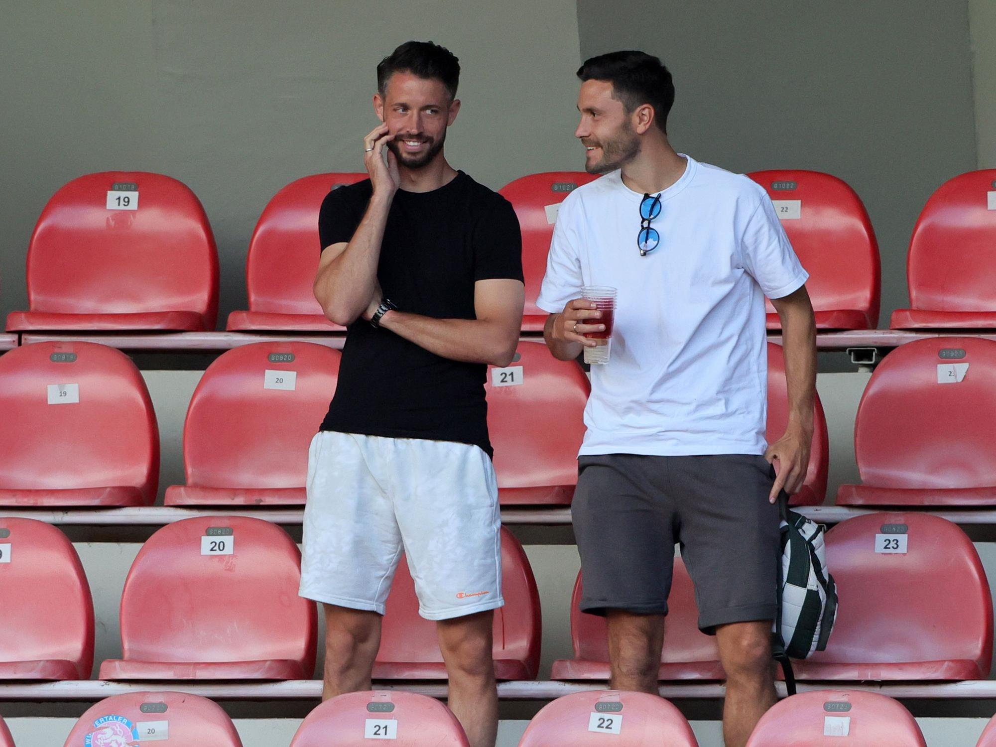 Mark Uth und Jonas Hector auf der Tribüne im Franz-Kremer-Stadion.