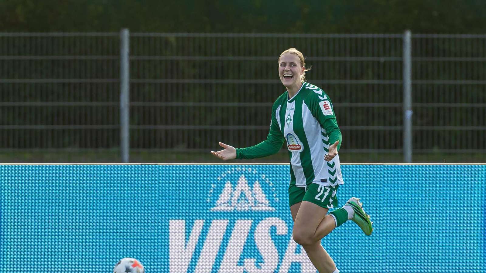 Sarah Gutmann trifft doppelt gegen den SC Freiburg: Die DeichStube wählt sie bei Werder Bremens Frauen zur „Spielerin des Spiels“.