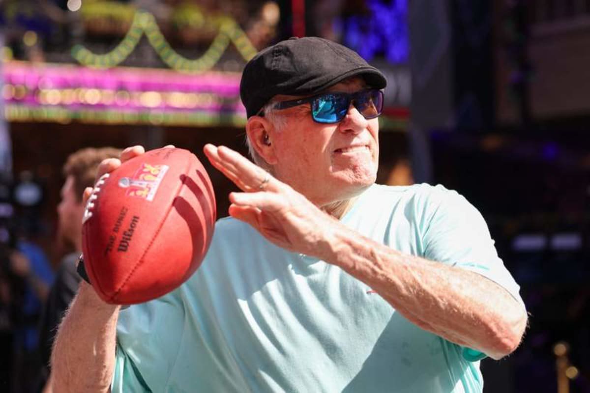 NEW ORLEANS, L`A – FEBRUARY 08: Terry Bradshaw readies to pass the a Super Bowl LIX football during a broadcast of Fox NFL, American Football Herren, USA Sunday on Bourbon Street ahead of Super Bowl LIX between the Kansas City Chiefs and the Philadelphia Eagles on February 8, 2025, in New Orleans, LA. Photo by David Buono/Icon Sportswire NFL: FEB 08 Super Bowl LIX EDITORIAL USE ONLY Icon250208009 ©IMAGO/Icon Sportswire