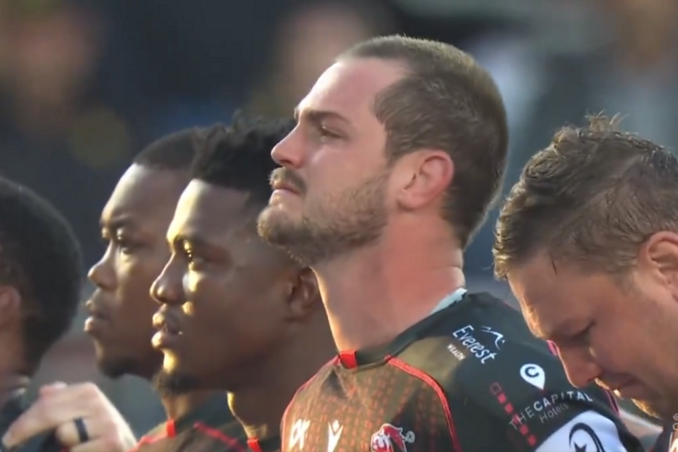 Les joueurs des Lions n'ont pu retenir leurs larmes au moment de la minute de silence en hommage à Hyron Andrews. 