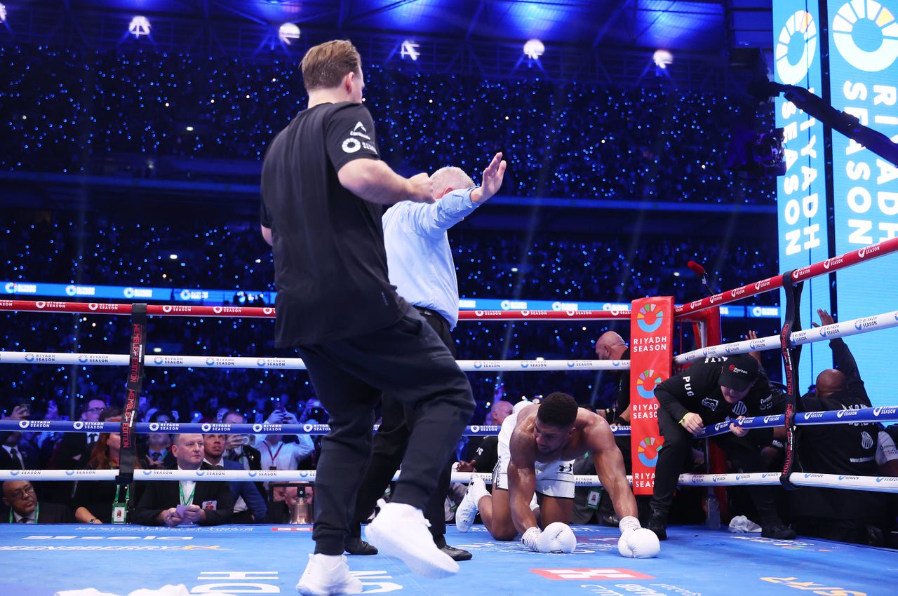Davison checking on Anthony Joshua after the latter’s KO by Daniel Dubois (Getty)