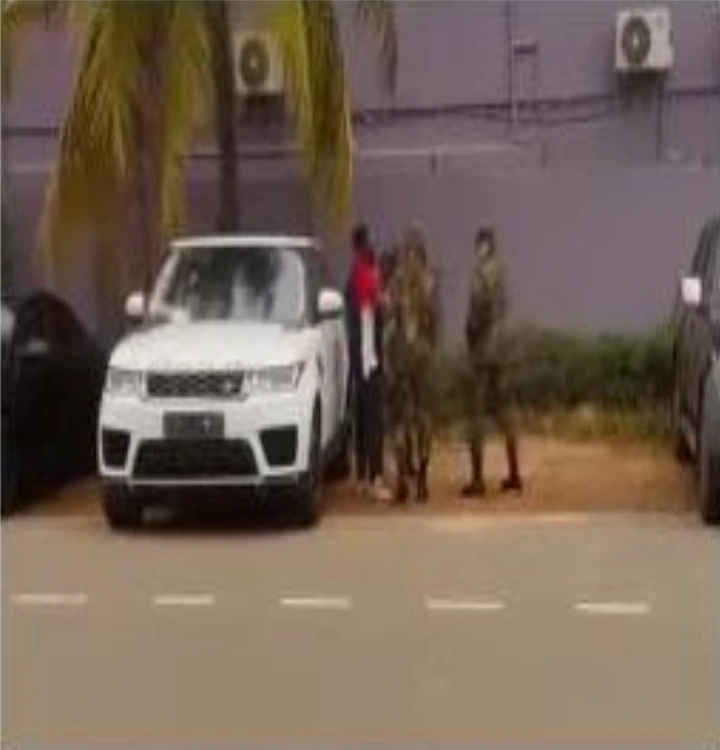 Vidéo : Un Musicien ghanéen déshabillé en public par deux soldats