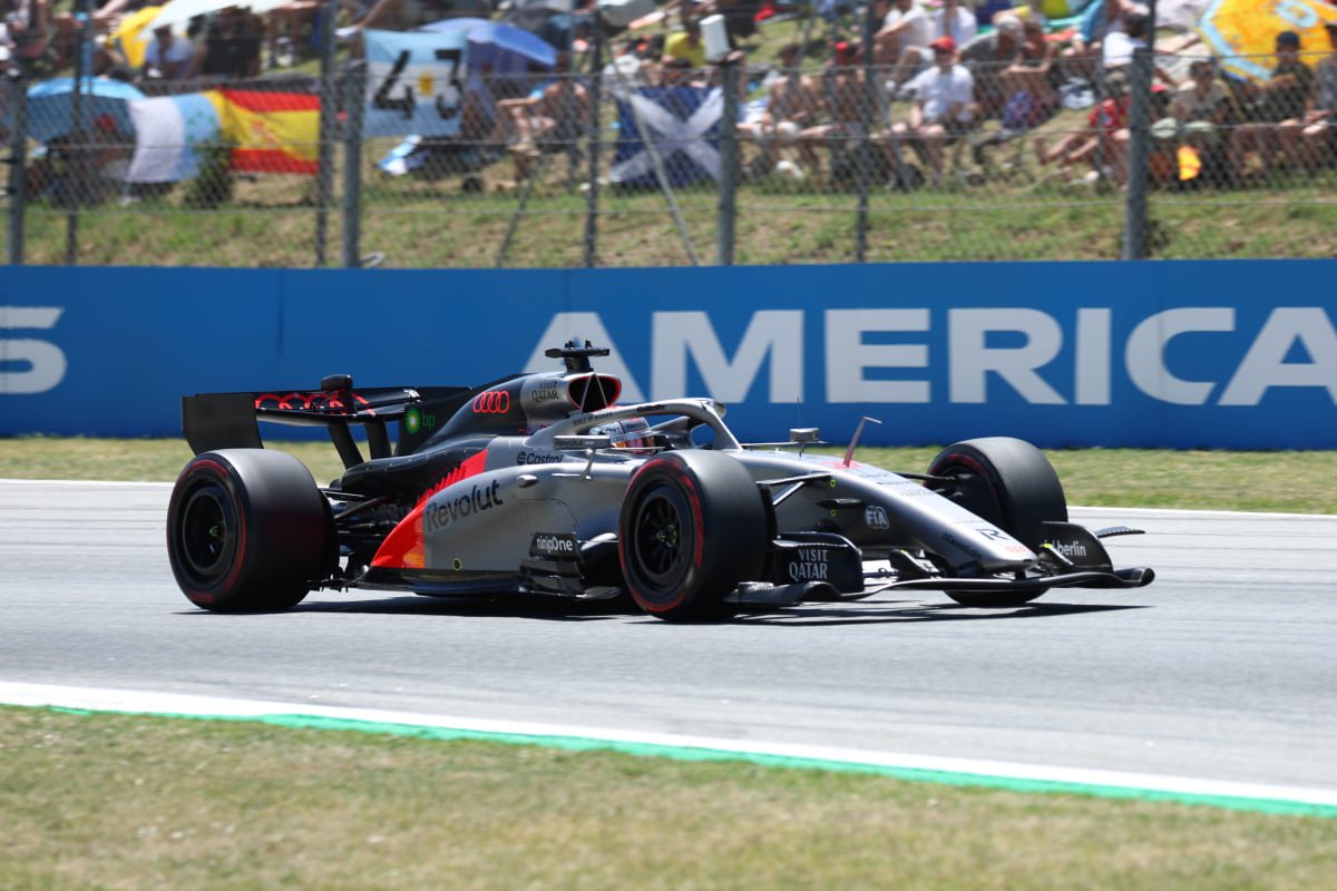 Hulkenberg in Barcelona — Photo: © IMAGO