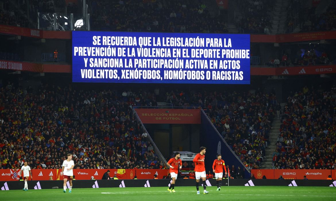 Telão exibe mensagem contra discriminação em jogo Espanha x Egito
   31 de março de 2026     REUTERS/Albert Gea