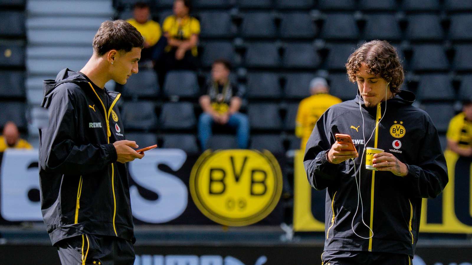 Luca Reggiani (l.) und Fabio Silva (r.) im BVB-Outfit.