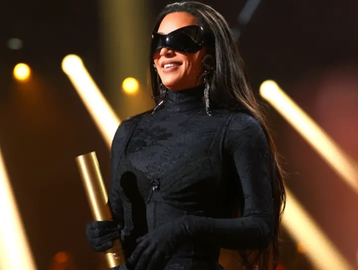 Kim Kardashian thanks Kanye West while accepting fashion award at 2021 People's Choice Awards 1