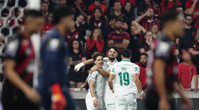 O jogador Mauricio, da SE Palmeiras, comemora seu gol contra a equipe do C Athletico Paranaense, durante partida válida pela trigésima primeira rodada, do Campeonato Brasileiro, Série A, na Arena da Baixada. (Foto: Cesar Greco/Palmeiras/by Canon)