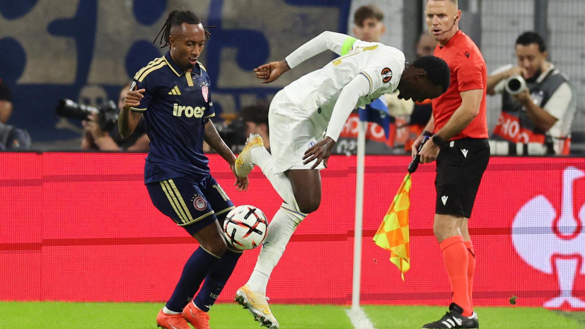Zwei Spiele, null Punkte: Marseille  (Weah; re.) stolperte zuletzt über Olympiakos Piräus. s