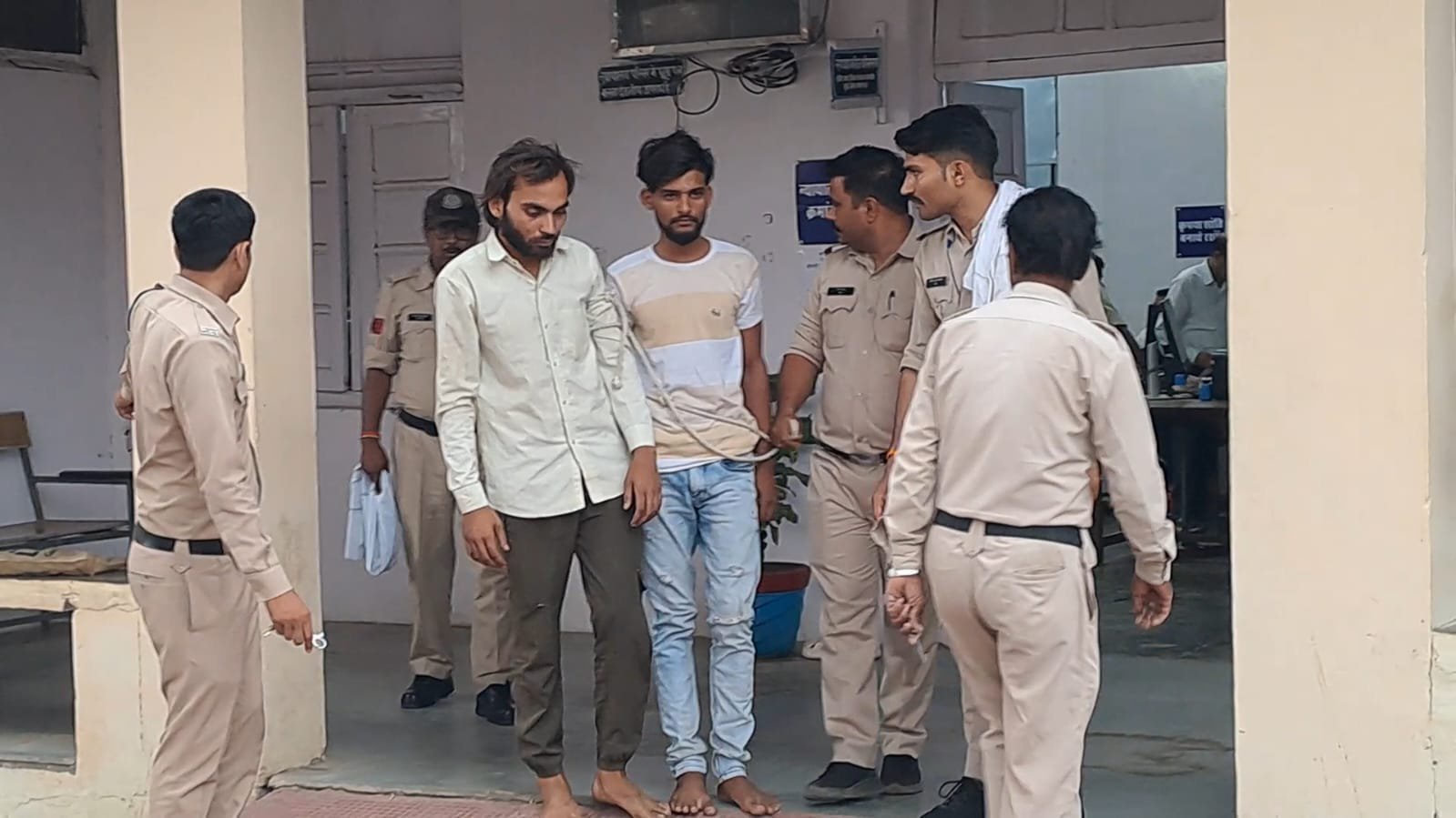 आरोपियों को ले जाती पुलिस