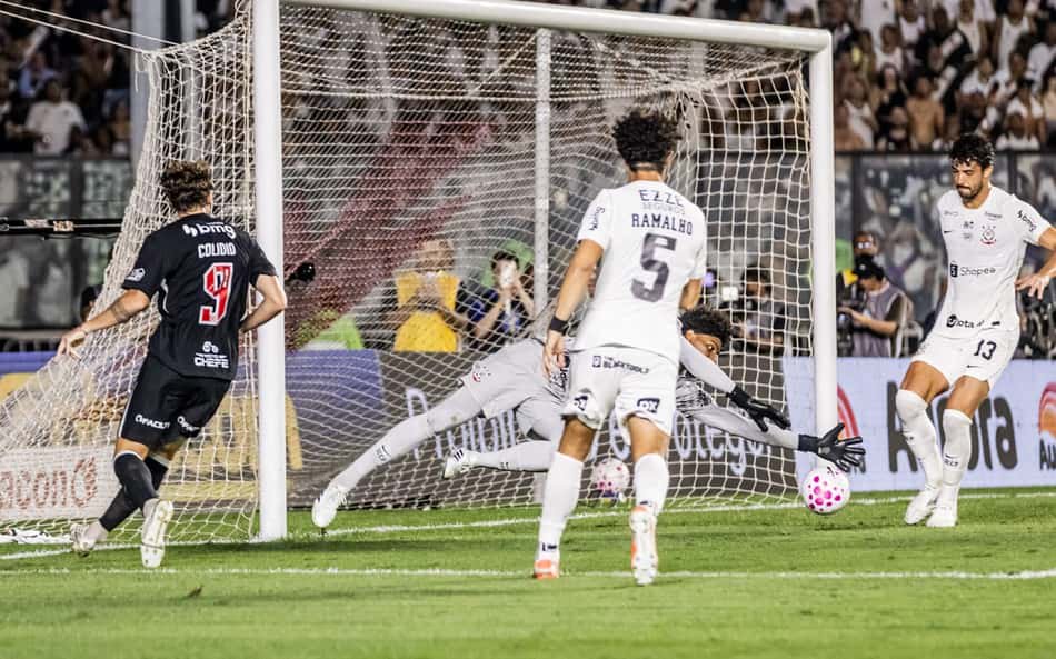 Corinthians x Vasco: Ramalho n°5 (branco) diante do gol, goleiro esticando; Colido n°9 (preto) ao lado.