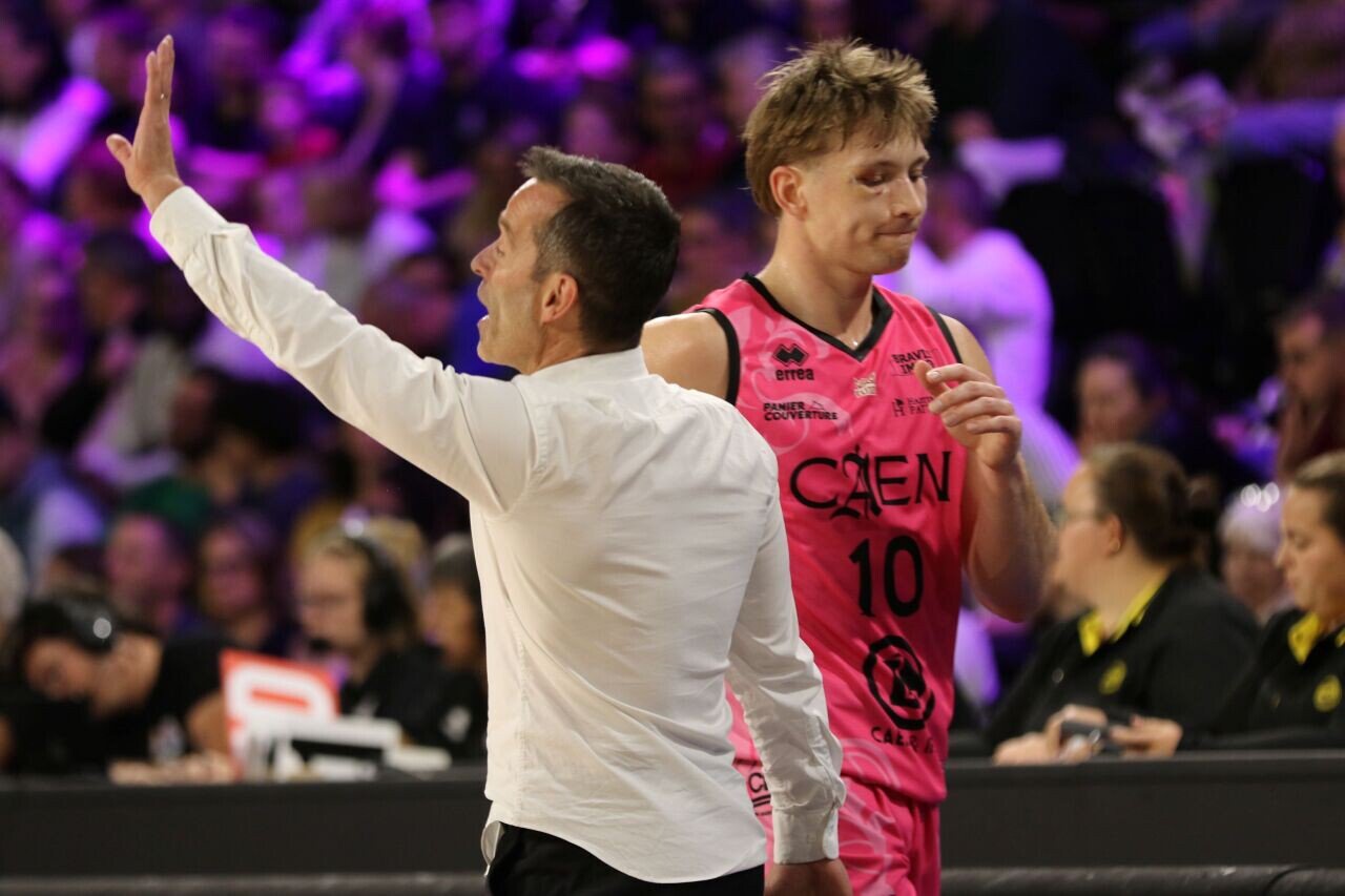 Jean-Baptiste Lecrosnier et Leo De Bruhl pendant le match perdu par le Caen BC contre Poitiers.