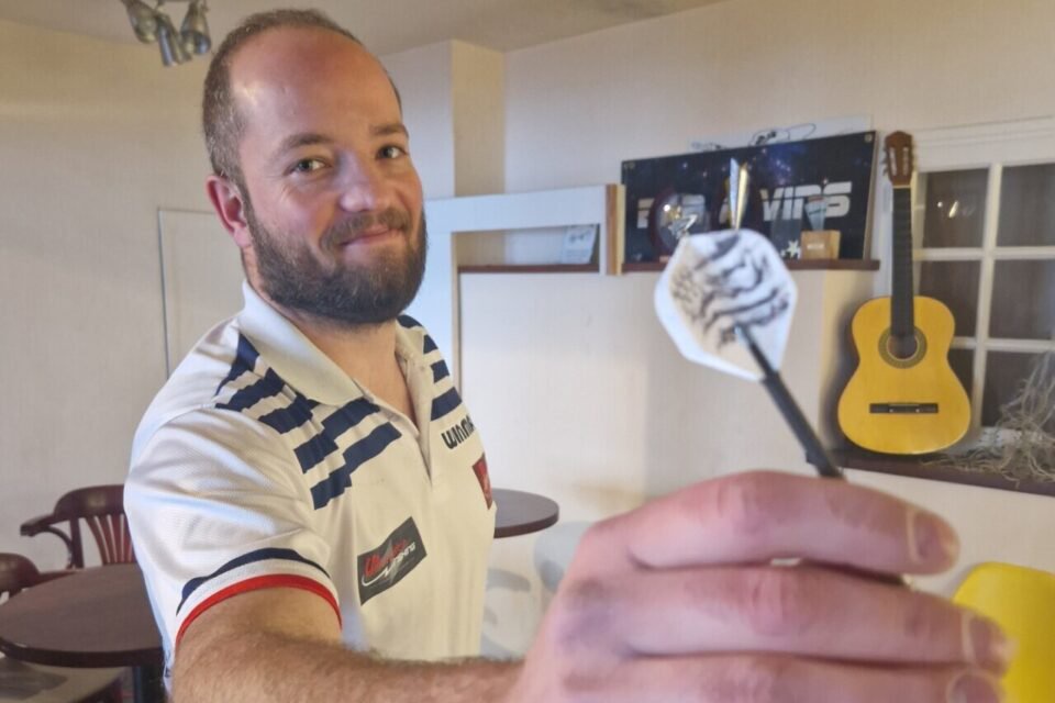 Thibault Tricole, numéro un français des fléchettes, habitant de Malguénac (Morbihan), nous a acoordé une interview vidéo.