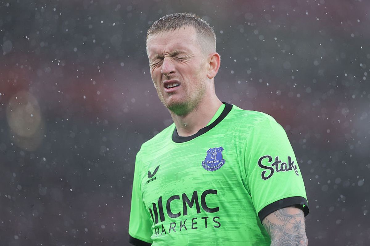 LONDON, ENGLAND - OCTOBER 24: Jordan Pickford of Everton reacts during the Premier League 2026/27 match between Arsenal FC and Everton at Emirates Stadium on October 24, 2026 in London, England. (Photo by James Gill - Danehouse/Getty Images)