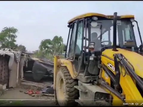 उत्तर प्रदेश सरकार में मंत्री और बीजेपी विधायक डॉ. महेंद्र सिंह ने मदनपुर खादर गांव में बुलडोजर एक्शन का वीडियो अपने अधिकारिक ट्विटर हैंडल पर साझा किया है. 