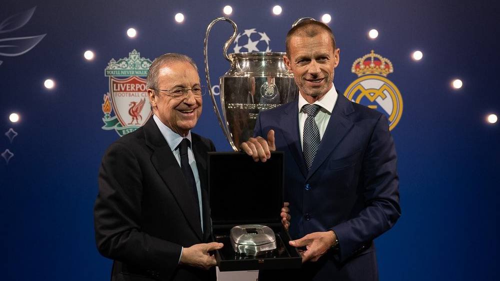 فلورنتينو بيريز يقدم هدية لرئيس اليويفا تشيفرين ويجلسان معا على طاولة النقاش بعيدا عن خلافاتهما حول دوري السوبر الأوروبي