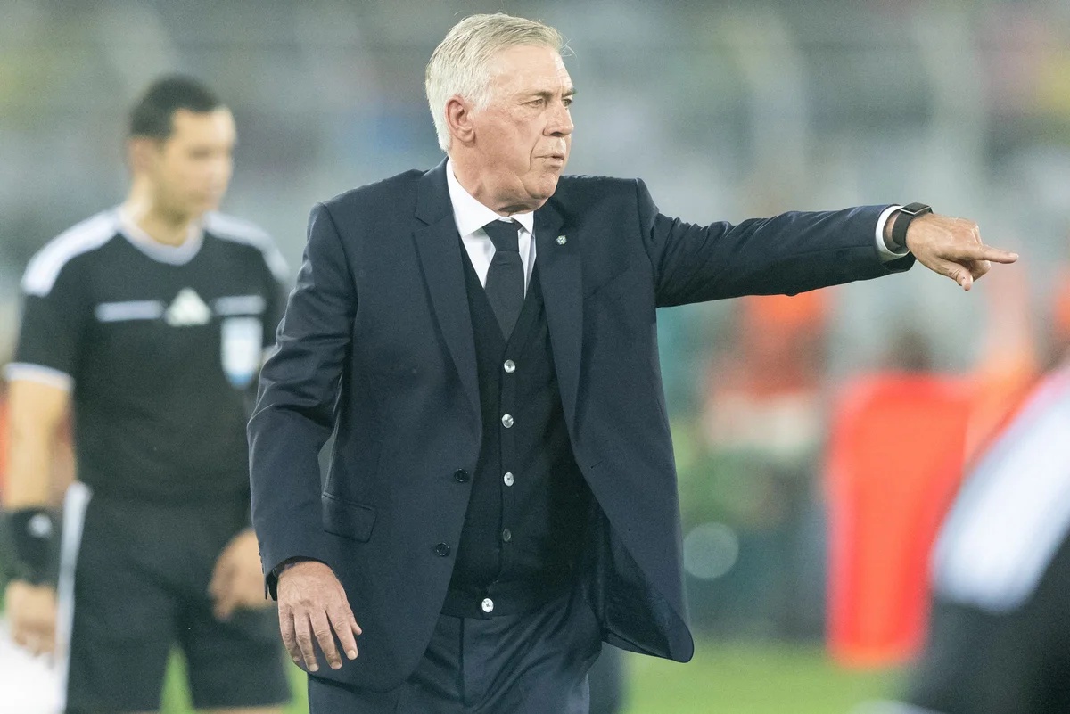 Foto colorida de Carlo Ancelotti - Metrópoles