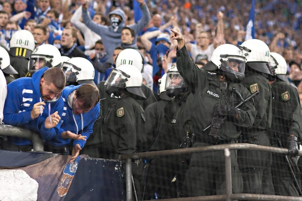 Die Polizei stürmt die Nordkurve.