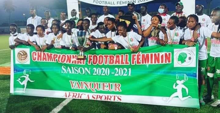 Peut être une image de 4 personnes, personnes debout et texte qui dit ’FOOTBALL FEMININ ep CHAMPIONNH FOOTBALL FÉMININ SAISON 2020 -2021 VAINQUEUR AFRIC SPORTS 生’