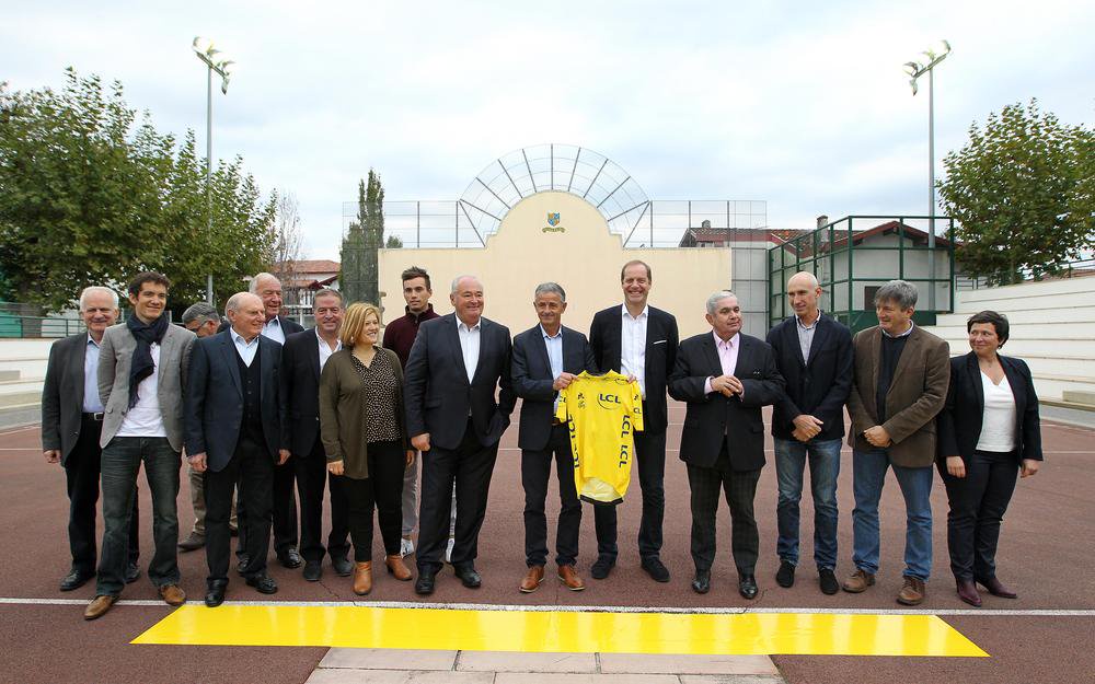 Plus de dix ans s’écoulent ensuite pour assister à une nouvelle étape passant par le Pays basque. Le 27 octobre 2017, le directeur du Tour de France Christian Prudhomme (le plus grand, avec le Maillot jaune) vient finalement reconnaître le futur contre-la-montre entre Saint-Pée-sur-Nivelle et Espelette, en présence de plusieurs élus et du coureur basque Romain Sicard (2e en partant de la gauche).