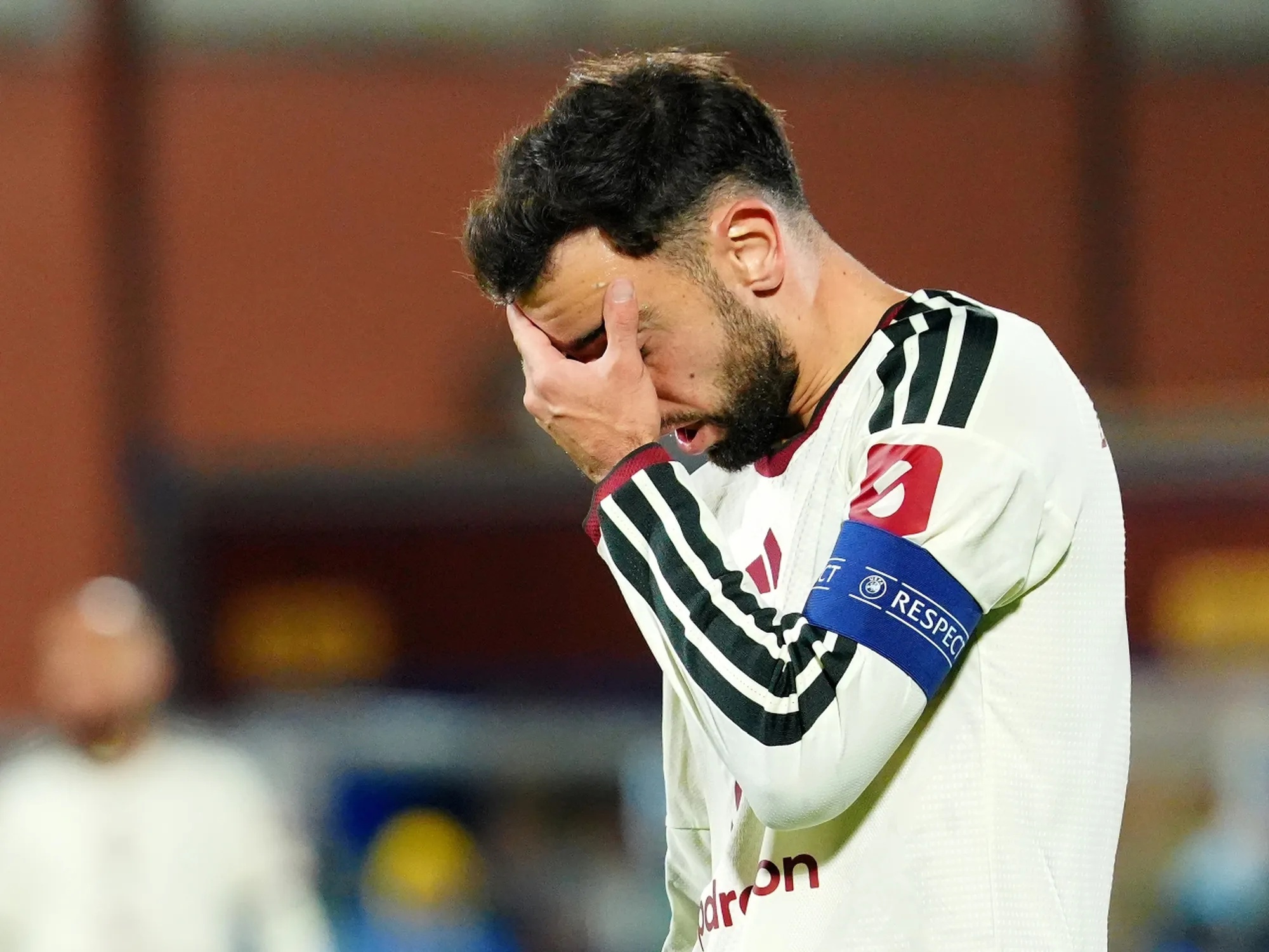 “Absolute disgrace”: Man Utd captain Fernandes severely slammed for bombshell Carrick comments