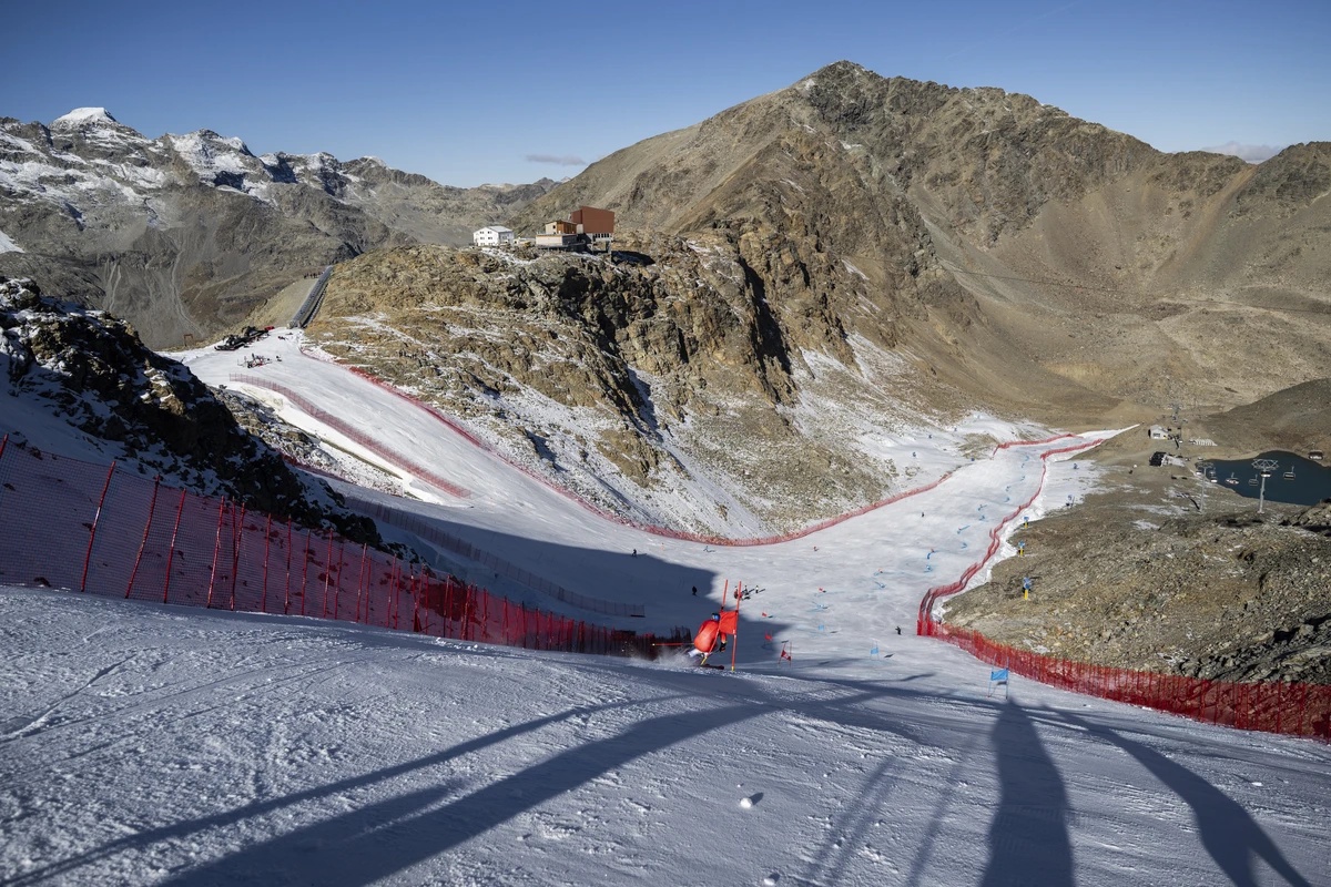 Blick auf die Piste und den Schweizer Skirennfahrer Marco Odermatt aufgenommen im Training, am Mittwoch, 14. Oktober 2026, auf der Diavolezza in Pontresina. Die Schweizer Skifahrer treten kommende Woc ...