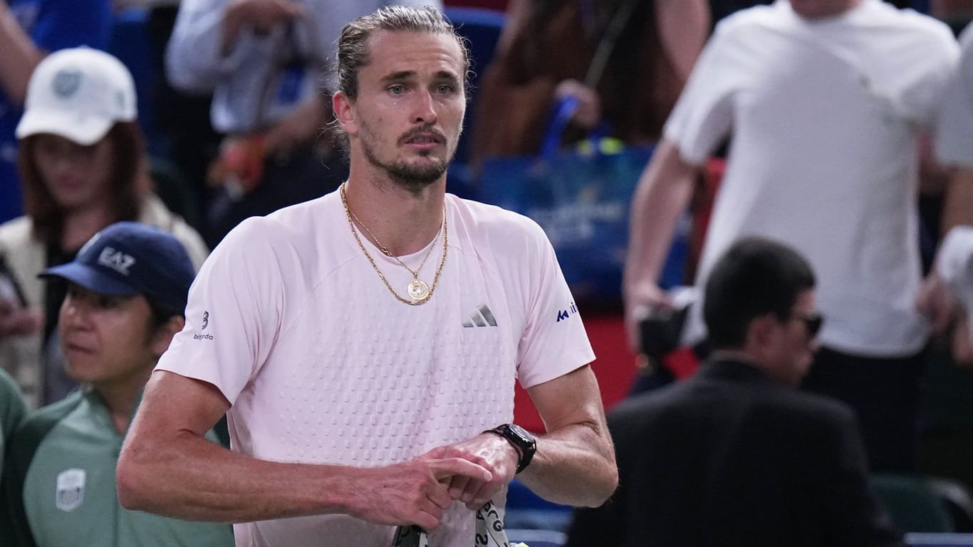 Alexander Zverev am Spielfeldrand in Shanghai: Der Hamburger wirkte im Halbfinale zunehmend erschöpft.
