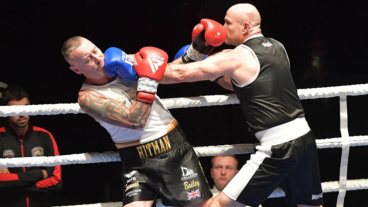 Kai Pieper (r.) gewinnt den Kampf um die Ü50-Europameisterschaftskampf im Cruiser-Gewicht gegen den Engländer Chris „The Hitman“ Hamilton und sichert sich am Samstag vor 1.000 begeisterten Zuschauern in der Cultura den Titel.Cruisergewicht Ü 50: Kai Pieper (GBC) gewann das Gefecht gegen den Engländer Chris "The Hitman" Hamilton und durfte anschließend den EM-Gürtel in die Höhe strecken. | © sport/presse/foto Dünhölter