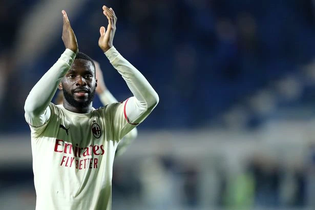 BERGAMO, ITALY - OCTOBER 03: (BILD OUT) Fikayo Tomori of AC Milan celebrate after winning during the Serie A match between Atalanta BC and AC Milan at Gewiss Stadium on October 3, 2021 in Bergamo, Italy. (Photo by Sportinfoto/DeFodi Images via Getty Images)