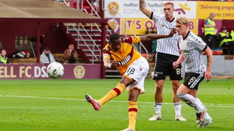 Tawanda Maswanhise shoots for Motherwell