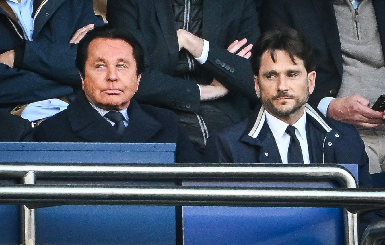 Le président et propriétaire du FC Nantes Waldemar Kita, aux côtés de son fils Franck, au Parc des Princes le 22 avril 2026. 