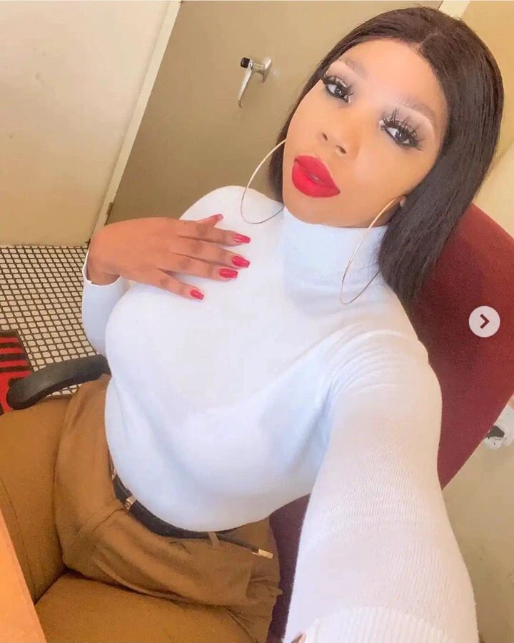 Meet Humdinger Menziwa ,South African teacher who dress like a Model while teaching youngsters