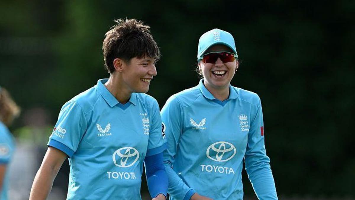 Issy Wong (left) and Jodi Grewcock for England