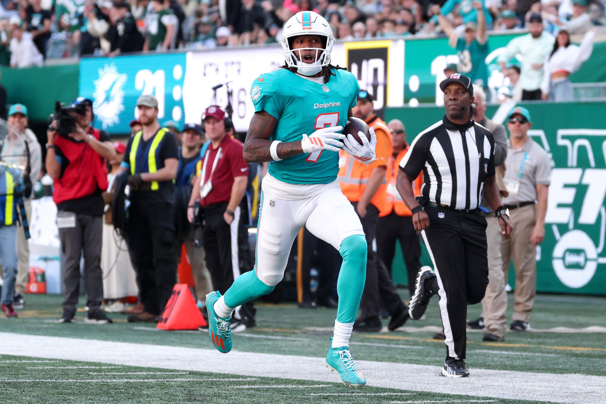 EAST RUTHERFORD, NEW JERSEY - OCTOBER 25: Caleb Douglas #7 of the Miami Dolphins scores a touchdown during the fourth quarter against the New York Jets at MetLife Stadium on October 25, 2026 in East Rutherford, New Jersey. (Photo by Jordan Bank/Getty Images)