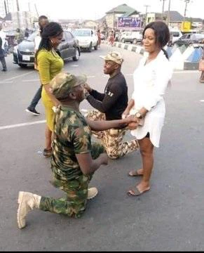 massive traffic in town as two Soldiers propose to their girlfriends in the middle of the road (photos)