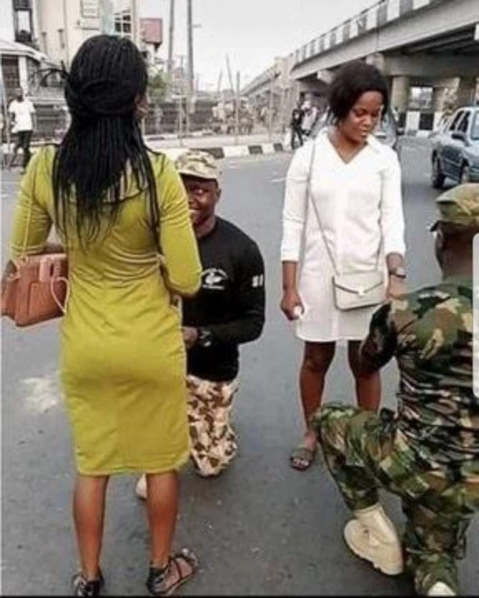 massive traffic in town as two Soldiers propose to their girlfriends in the middle of the road (photos)