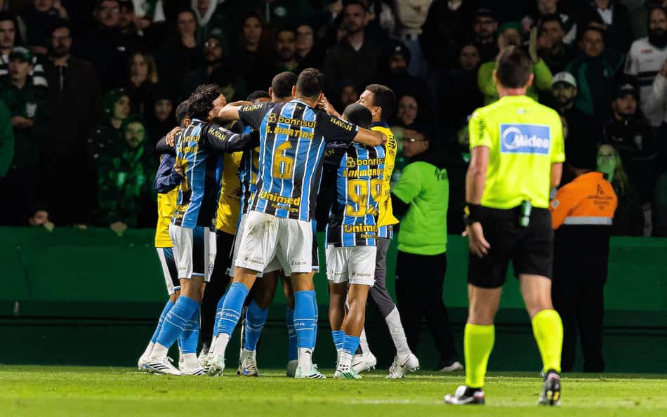 Jogadores do Grêmio comemorando gol em Coritiba e Grêmio, pelo Campeonato Brasileiro