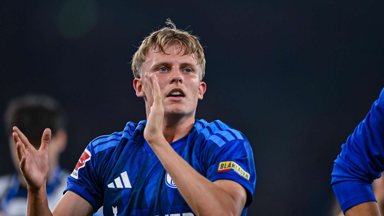 Luca Vozar im aktuellen Heimtrikot des FC Schalke 04.