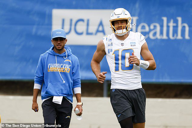 The Chargers are sticking by offensive coordinator Mike McDaniel, despite their 0-6 start