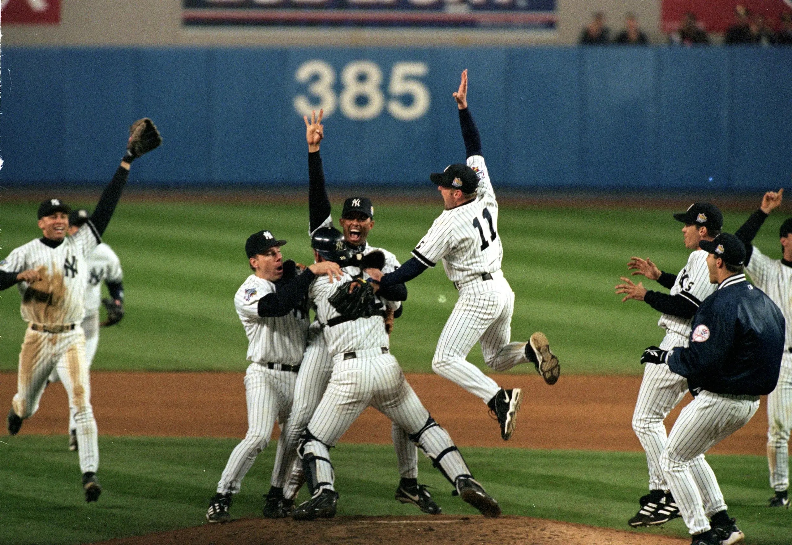 1999 Yankees celebrate World Seriesw in