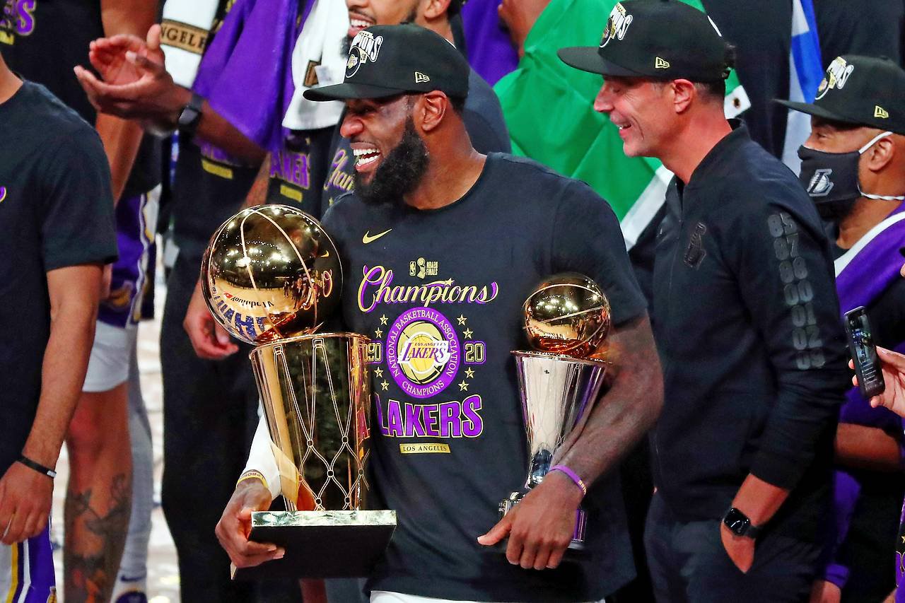 LeBron James (Los Angeles Lakers) mit dem MVP-Pokal