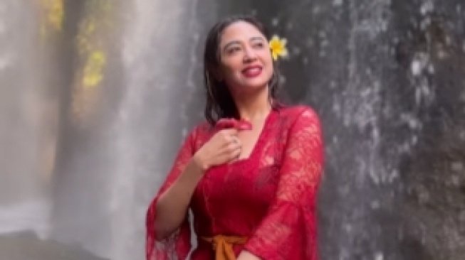 Potret Seksi Dewi Perssik di Bali. (Instagram/dewiperssik9)