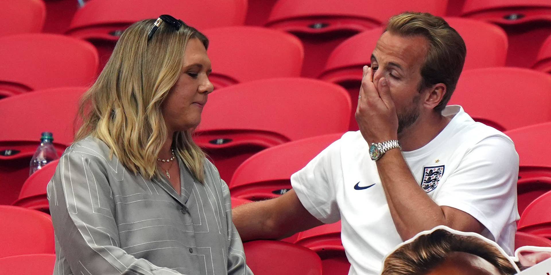 Harry Kane und seine Frau Katie bei einem Gespräch auf der Tribüne – vor der Ballon-d’Or-Gala steigt die Spannung im Hause Kane.