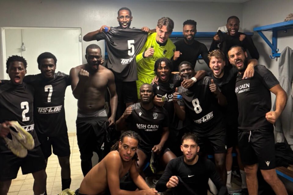 Les joueurs de l'ASL Chemin Vert fêtent leur victoire logique contre l'US Pont-l'Evêque.