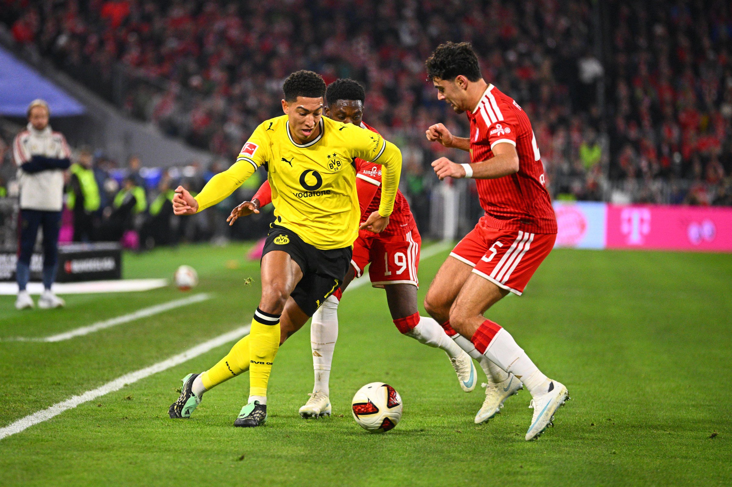 31 October 2026, Bavaria, Munich: Soccer, Men: Bundesliga, Bayern Munich vs. Borussia Dortmund, Matchday 8, Allianz Arena. Jobe Bellingham (Borussia Dortmund, left) battles for the ball with Alphonso Davies (Bayern Munich, center) and Aleksandar Pavlovi (Bayern Munich). Photo: Tom Weller/dpa - IMPORTANT NOTICE: In accordance with the regulations of the Bundesliga and the DFB (German Football Association), it is prohibited to use or allow the use of photographs taken in the stadium and/or during the game in the form of sequential images and/or video-like photo series. (Photo by Tom Weller/picture alliance via Getty Images)