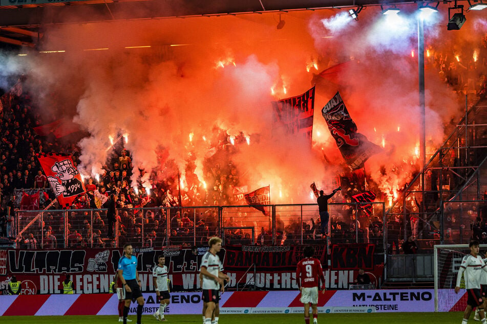 Die Nürnberger Fans feuern eine ganze Batterie an Pyro mit Wiederanpfiff ab.