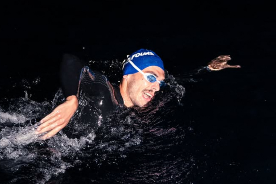 Paul Peyronnet, 25 ans et originaire de Six-Fours-les-Plages, a nagé 41,14 km entre les Goudes, à Marseille, et la plage de la Coudoulière, le 15 octobre, en environ 12 h 40. 