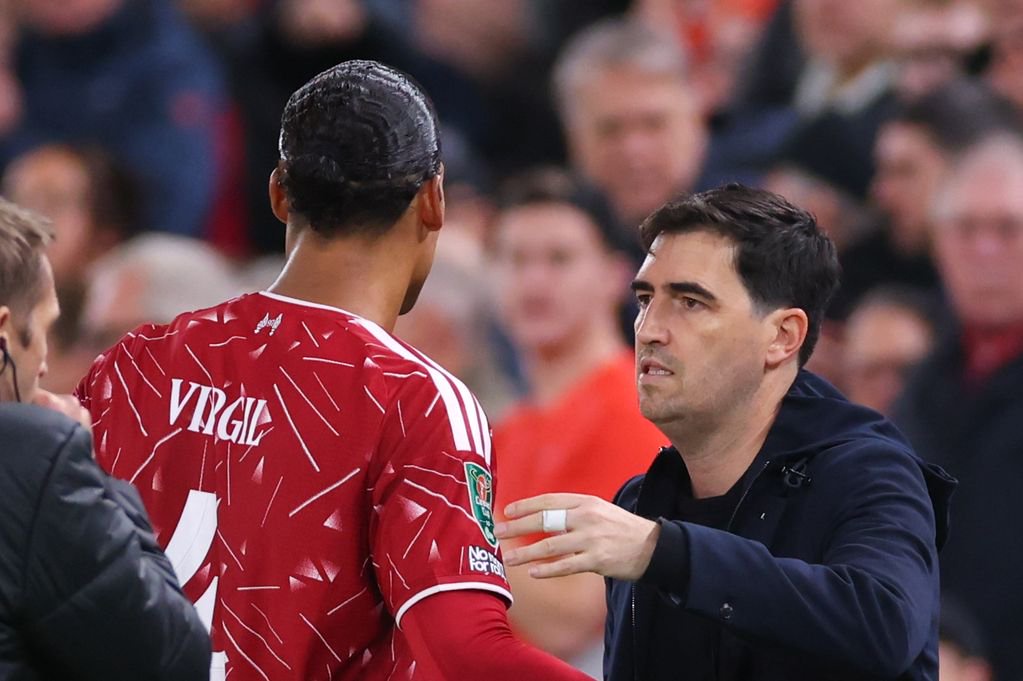 Virgil van Dijk and Andoni Iraola during Liverpool vs Chelsea in the Carabao Cup.