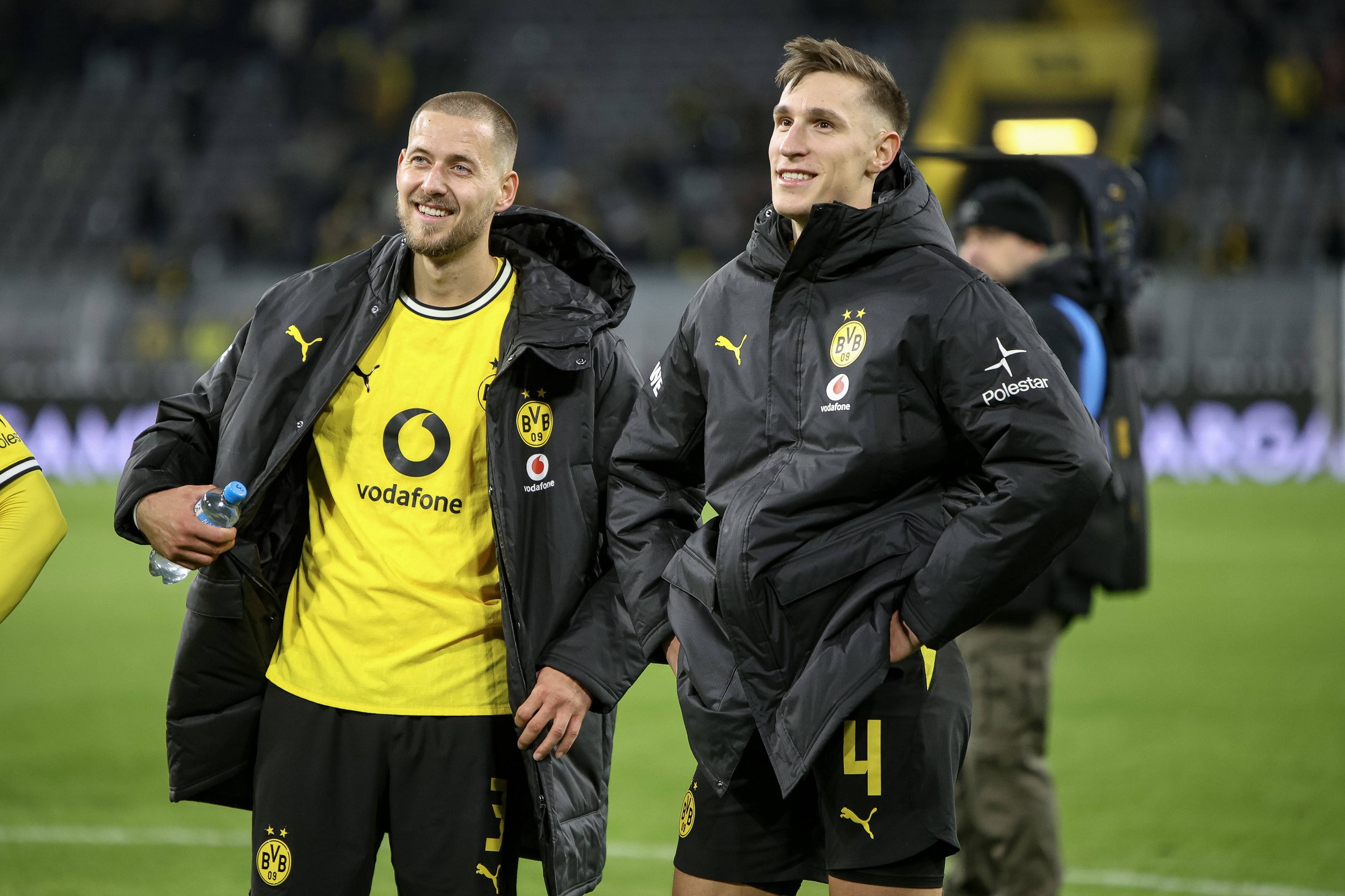 Nico Schlotterbeck steht neben Waldemar Anton.