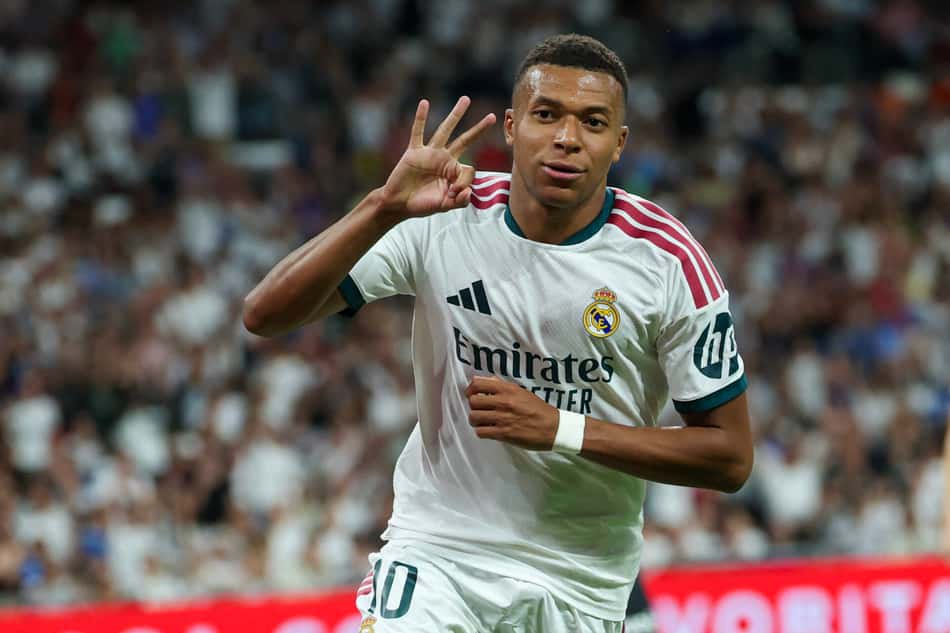 Mbappé comemora 3º gol marcado pelo Real Madrid sobre a Real Sociedad, pela La Liga (Foto: Thomas Coex/AFP)